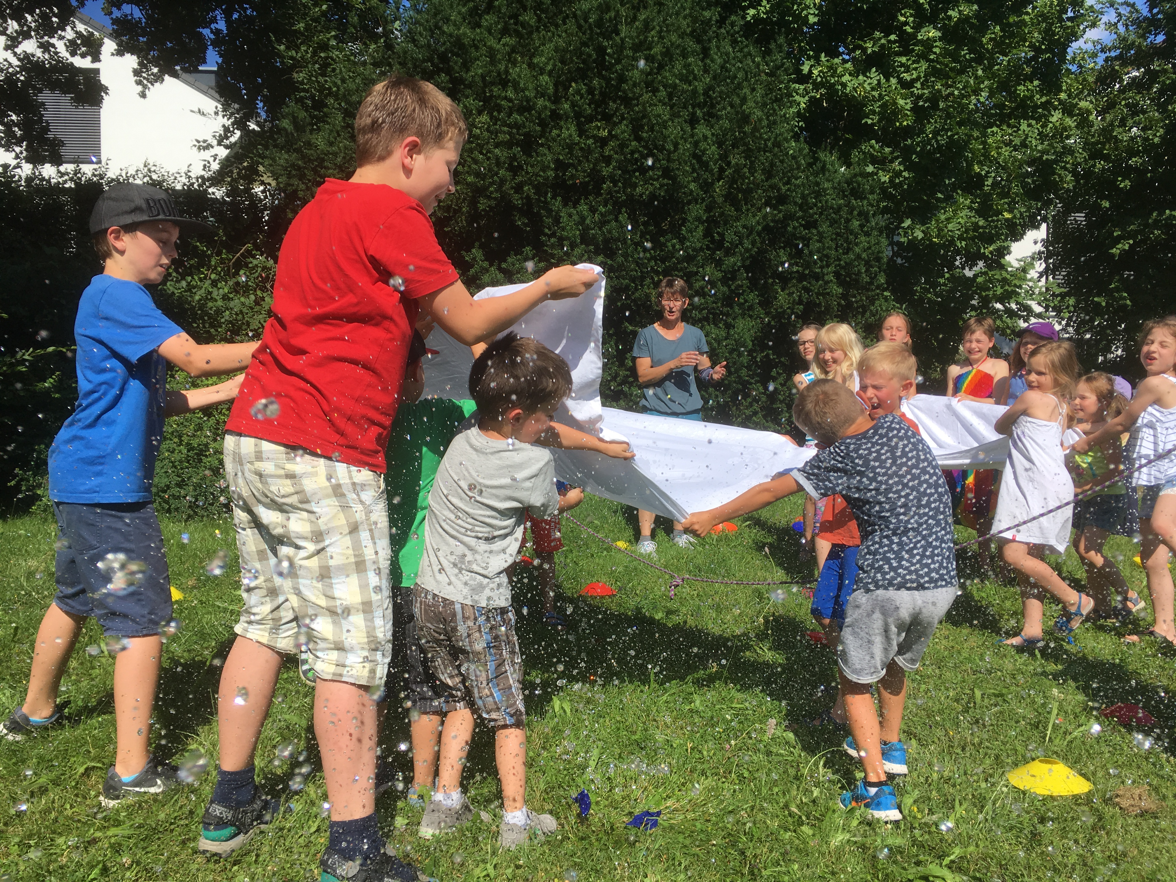 Wasserspaß mit dem Spielmobil auf dem Longin-Wiesle: Erfrischend